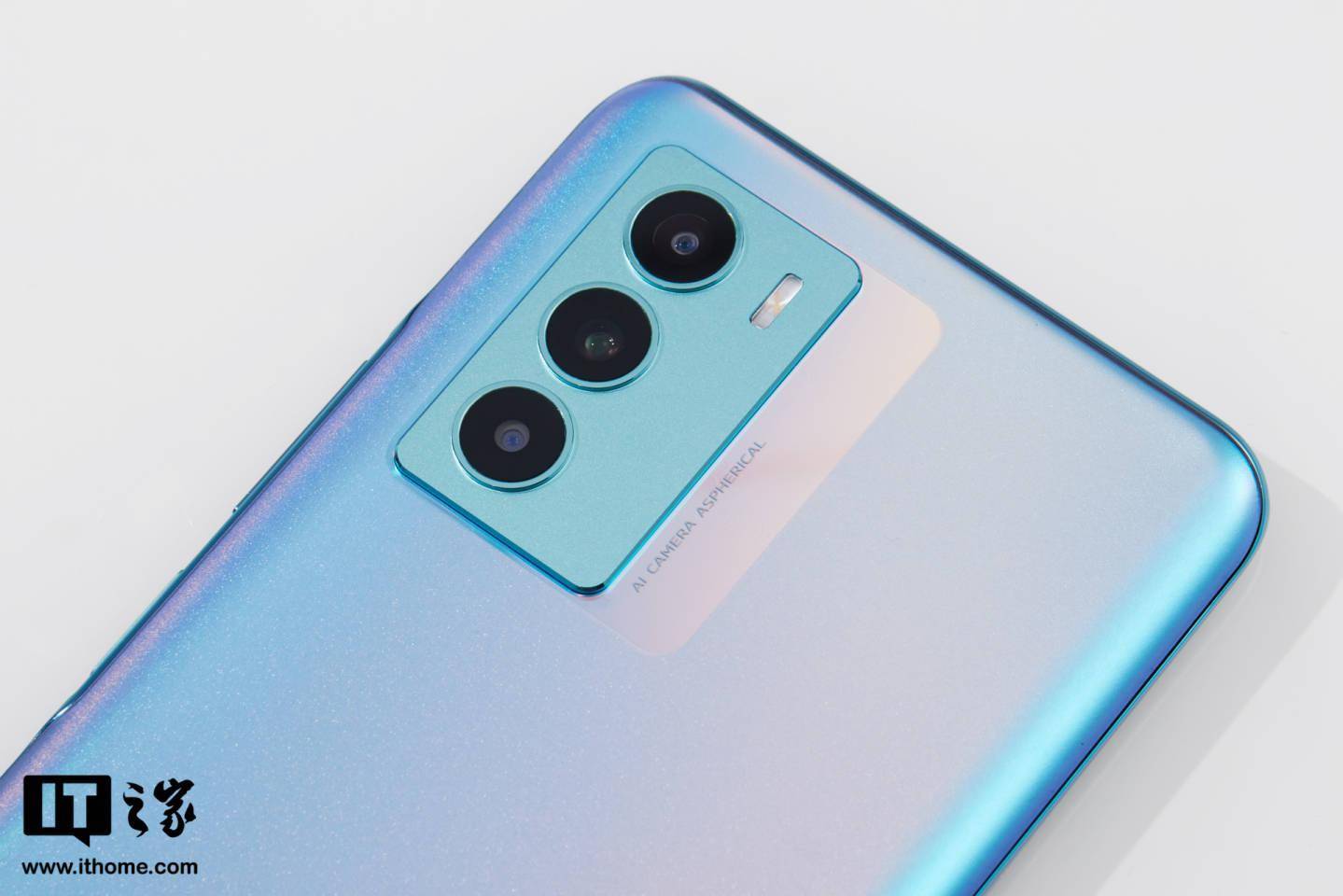 nits|【IT之家开箱】vivo T1 5G 手机图赏：高刷原色屏，活力电光青