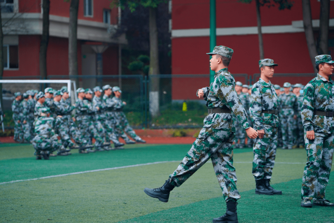 颯軍訓教官已集結完畢等你入列