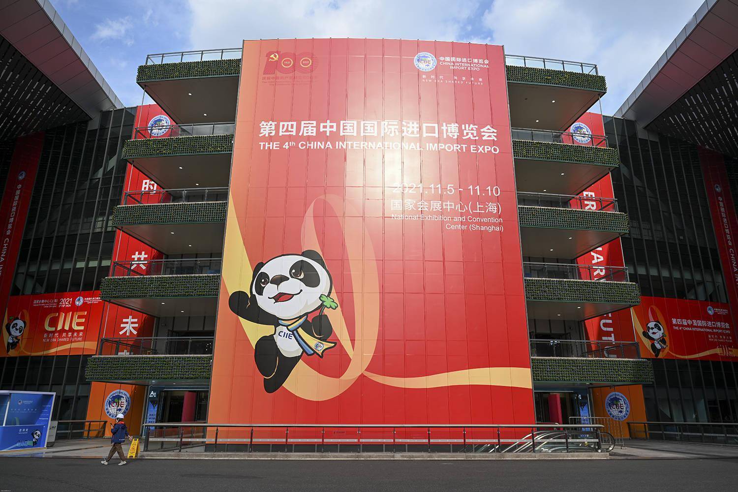 2021年10月26日,国家会展中心(上海),场馆内进博会巨型海报安装完毕