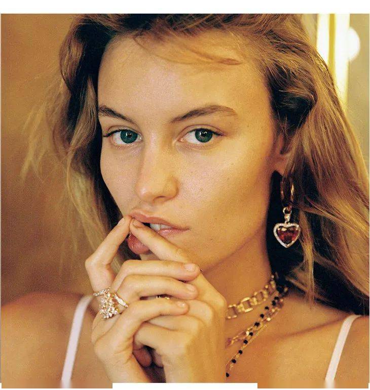 朱珠朱珠晒全家福，她的金耳环好抢镜！