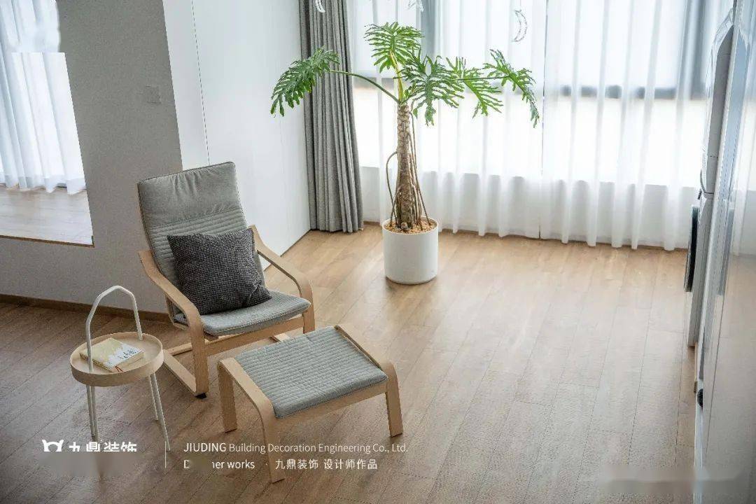 一家人142㎡纯白复式，丢掉客厅沙发，清清透透现代风