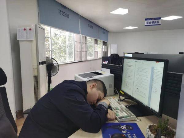 忙抗疫的他收到母亲短信儿子我回老家了你安心工作