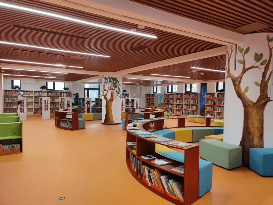 期刊报纸240余种面积达4100平方米市少年儿童图书馆把原博物馆使用