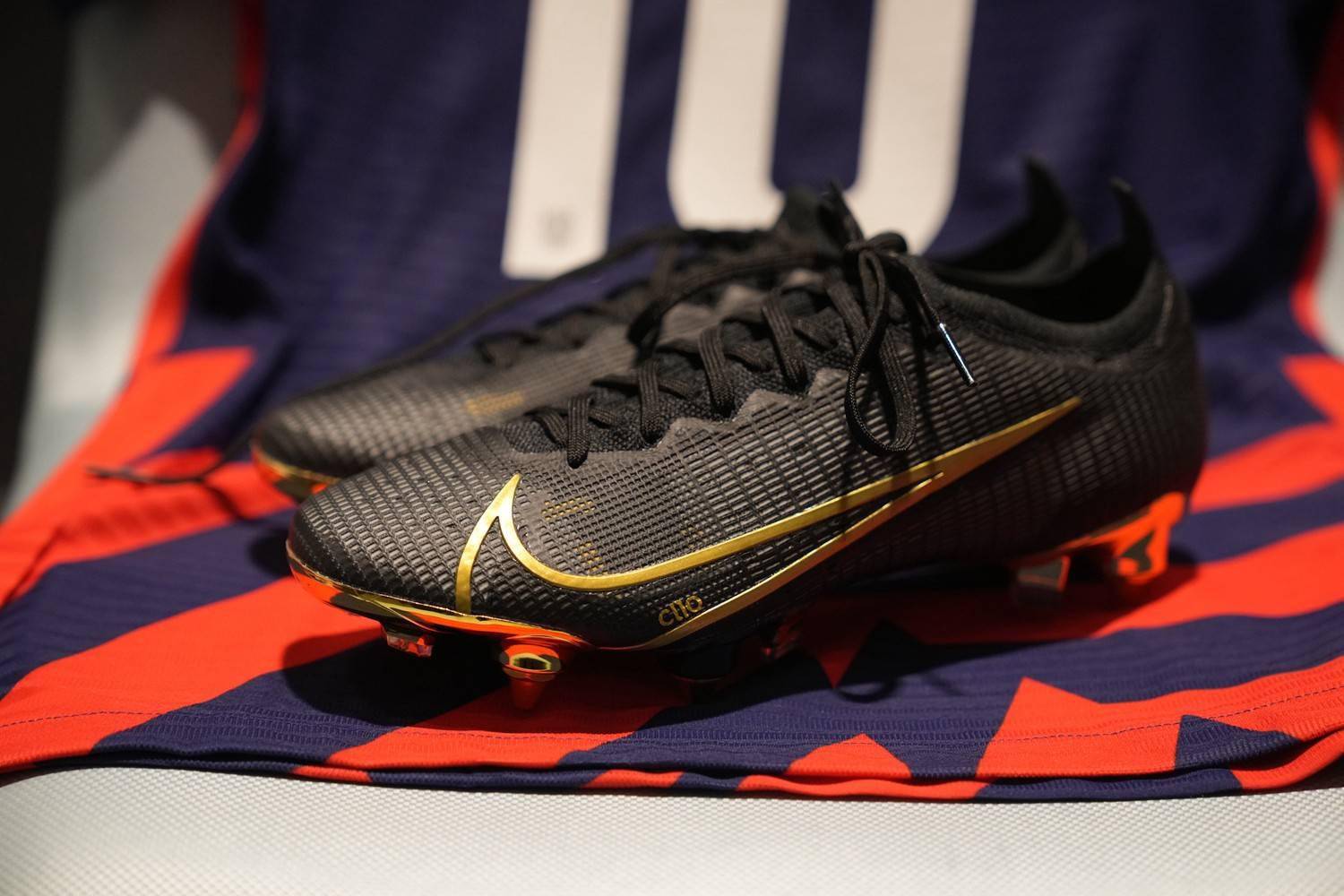 耐克为卡莉劳埃德推出定制mercurialvapor14足球鞋