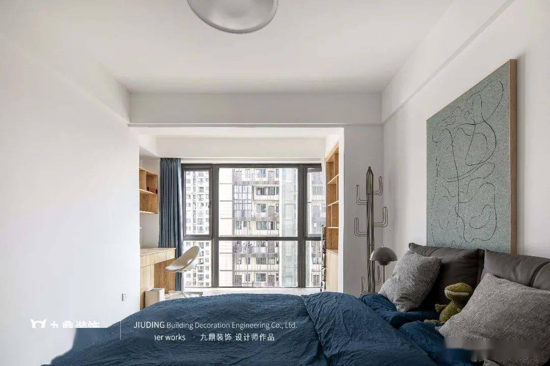 一家人142㎡纯白复式，丢掉客厅沙发，清清透透现代风