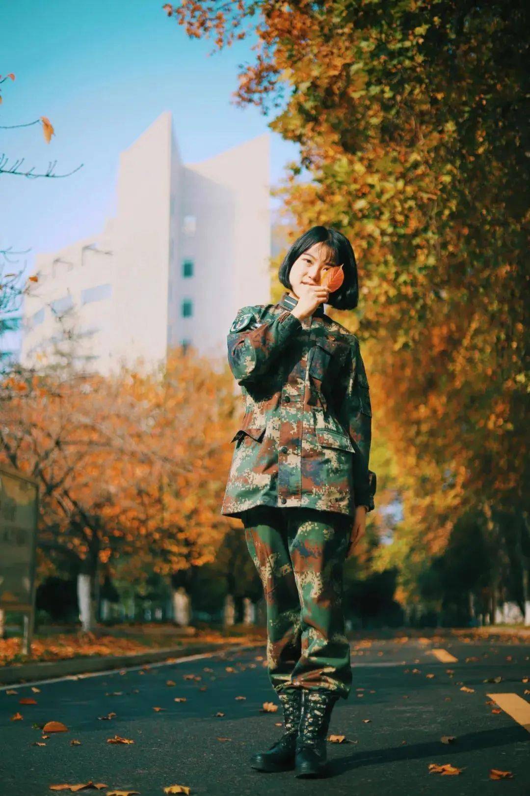 武 警 院 校橄榄绿方队用一片小小的叶子收藏整个秋天▲ 武警后勤学院