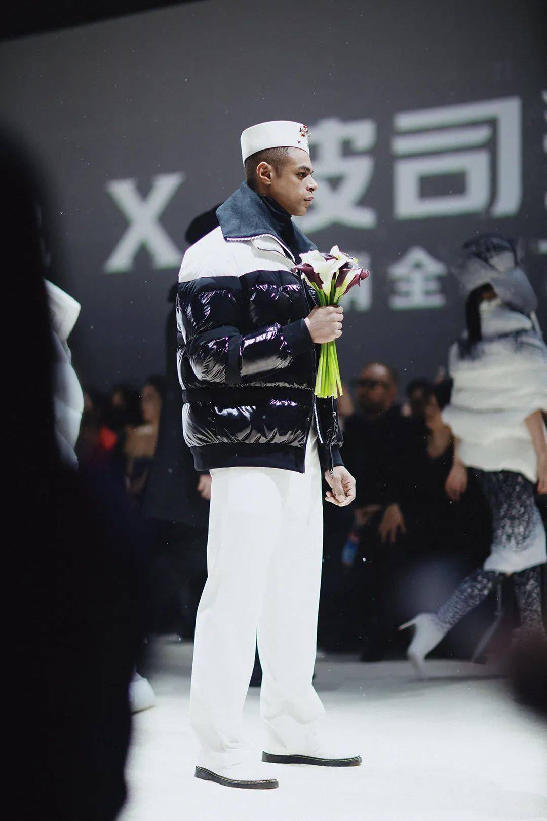 凡尼 时尚圈||今冬整个时尚明星圈都在抢——风衣羽绒服