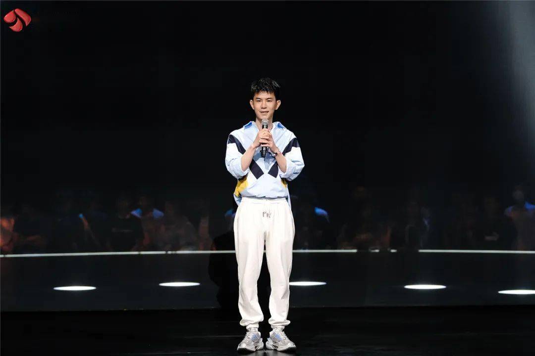 黄光|今晚《2060》：看前浪不息，后浪奔涌