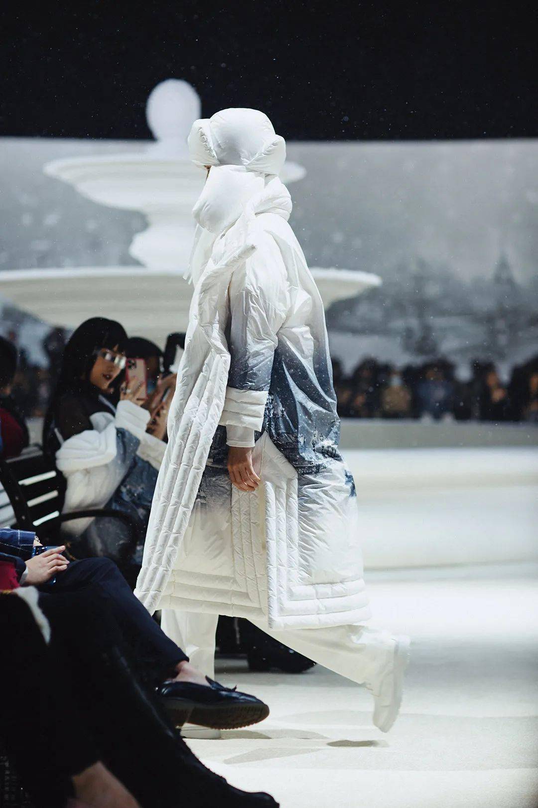 凡尼 时尚圈||今冬整个时尚明星圈都在抢——风衣羽绒服