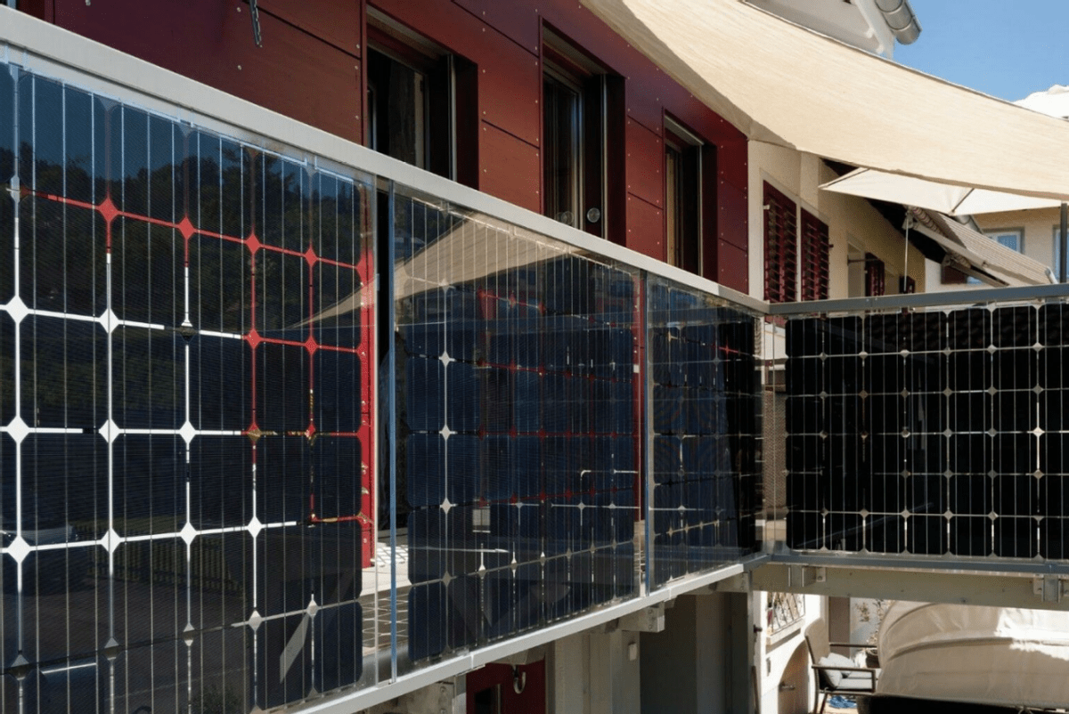 外国人脑洞大开阳台护栏换成太阳能板一年能省不少电费