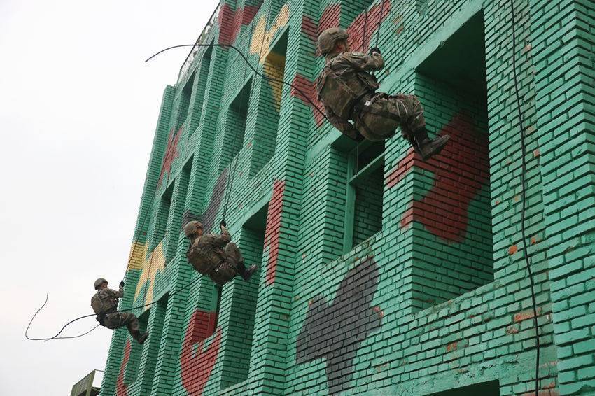 西南猎豹特战部队全装星空迷彩首次亮相还配备胸挂快拔枪套