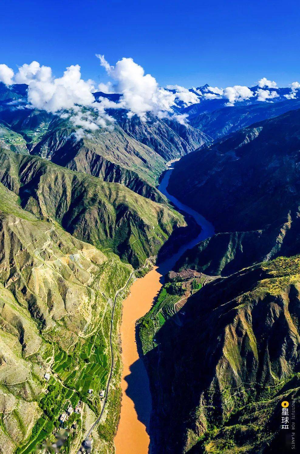 束缚转而主导起山地的面貌流水过处碳酸盐岩遭受溶蚀各色喀斯特景观争