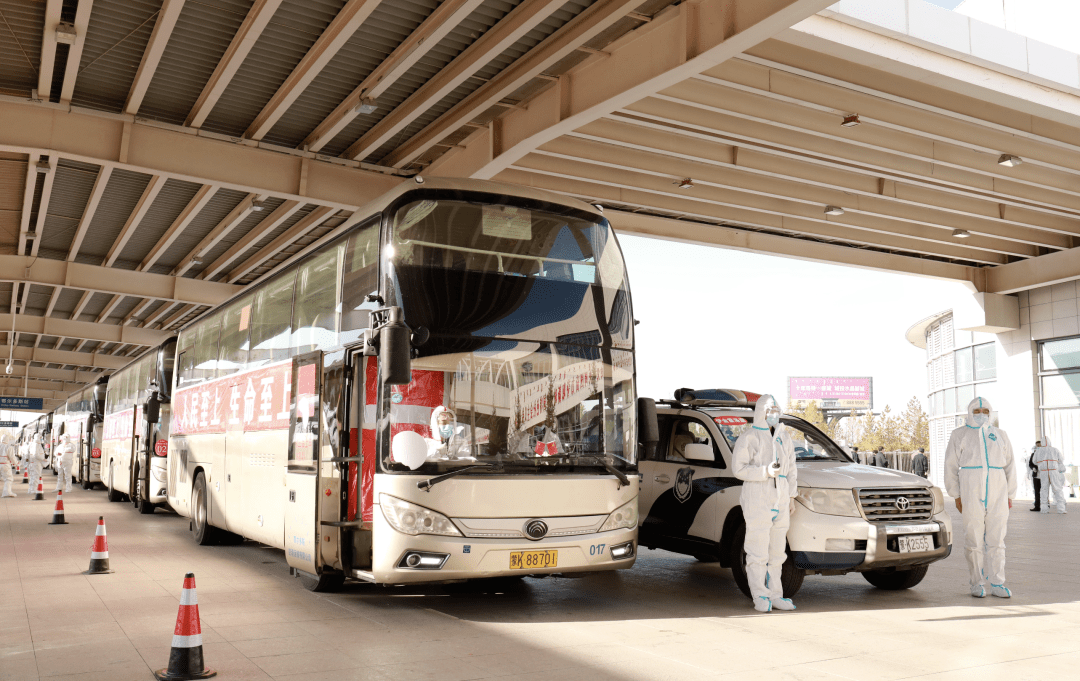 在鄂爾多斯民警的護送下滯留旅客將進行集中健康檢測文字整理:蘇海城