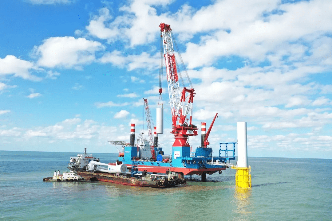 "铁建风电01"正在进行塔筒吊装