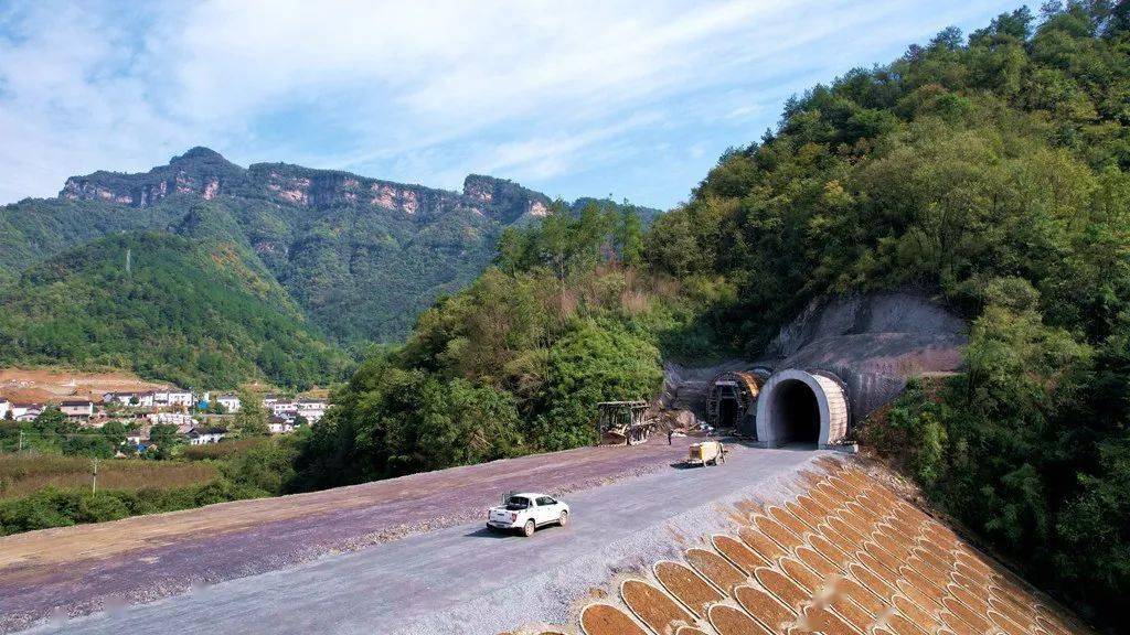 2,南沟隧道:此处为双洞,西边衬砌已完成,东边隧道正在进行中