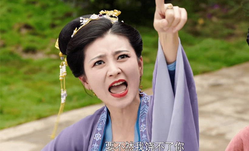 斓曦在《嘉南传》中饰演的何翠花是男主角的继母,剧中何翠花是一个爱