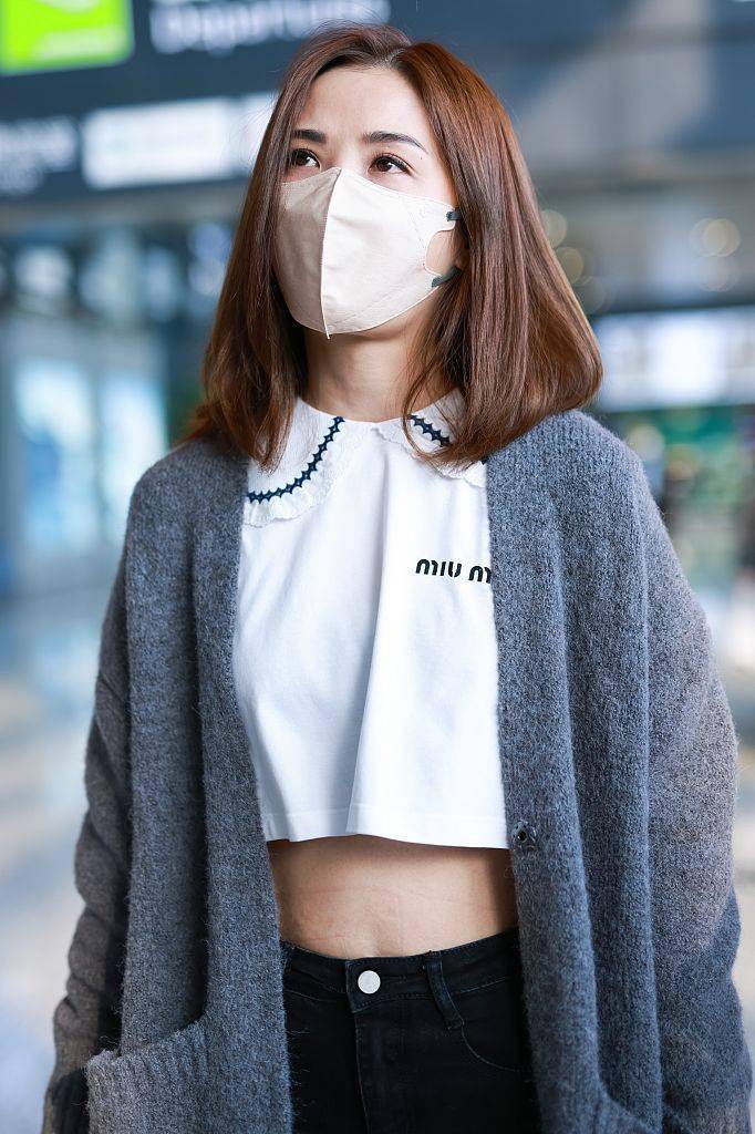中性 蔡卓妍穿针织长开衫温婉飘逸 内搭露脐娃娃衫清新休闲