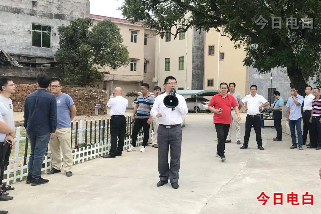 近日,电白区望夫镇召开农村人居环境整治巩固提升村村过关"百日攻坚战