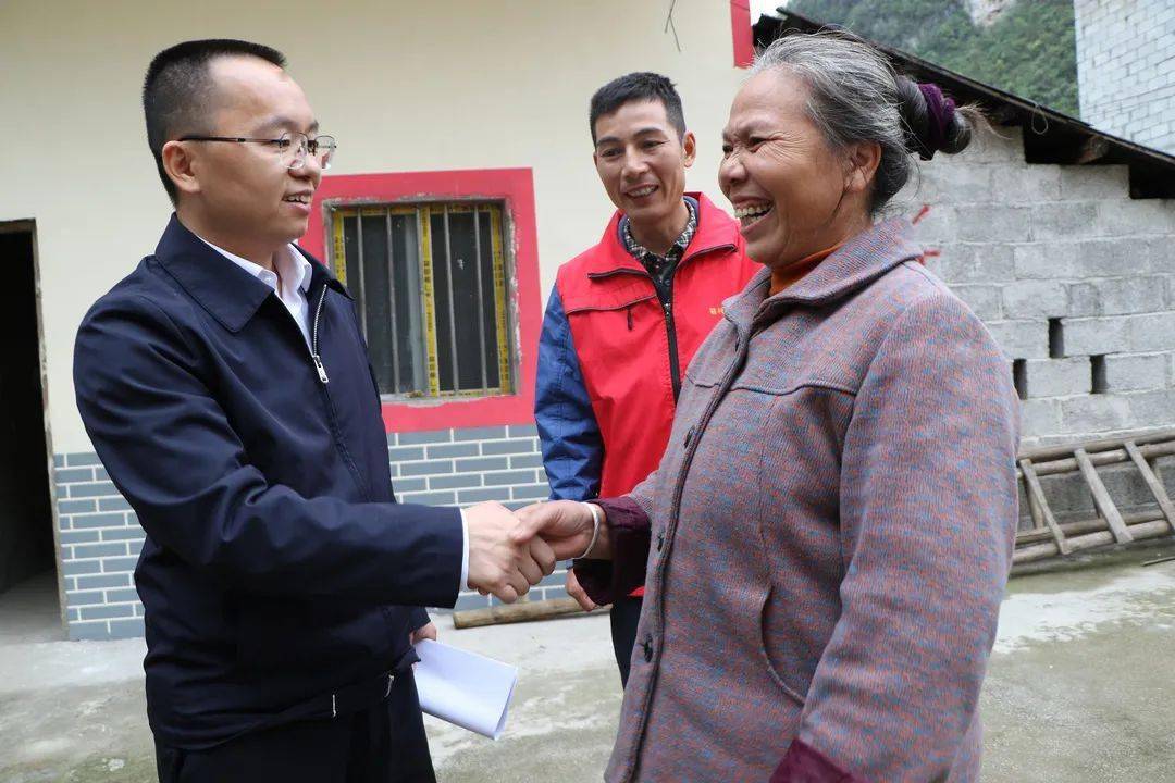板岭乡永仁村留洞屯脱贫户莫任女高兴地向县委书记李建君诉说脱贫后的