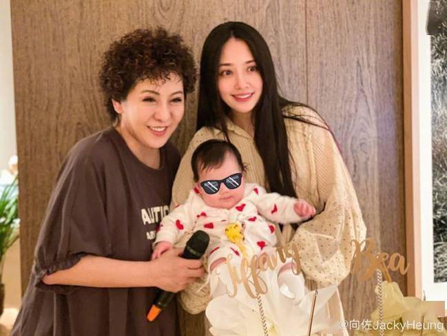 郭碧婷|向佐郭碧婷带女儿出游，全程抱娃爸爸力十足，郭碧婷身形圆润孕相足？