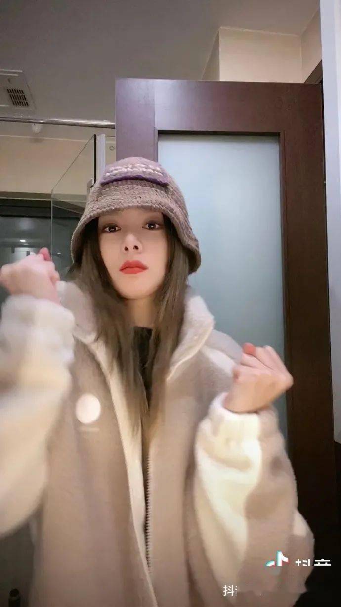 曾舜 飘雪换装挑战活活变成了明星睡衣大赏!