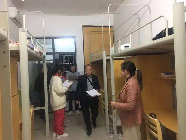 九江一中八里湖校区开展文明寝室评比活动