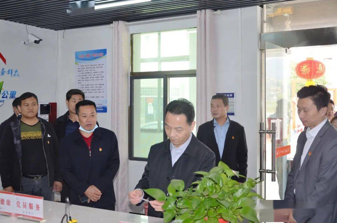 11月2日,市市场监管局党组书记,局长郑伟到都昌县中馆镇小河村调研