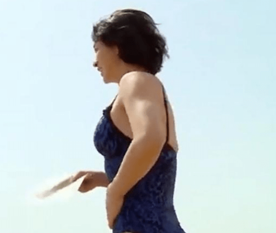 54岁金星泳装照曝出穿紧身泳装大秀好身材上围傲人皮肤白皙