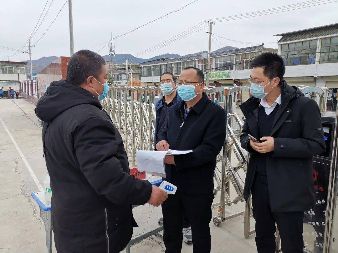 最后,石小伟对当前重点工作提出要求:一是持续做好脱