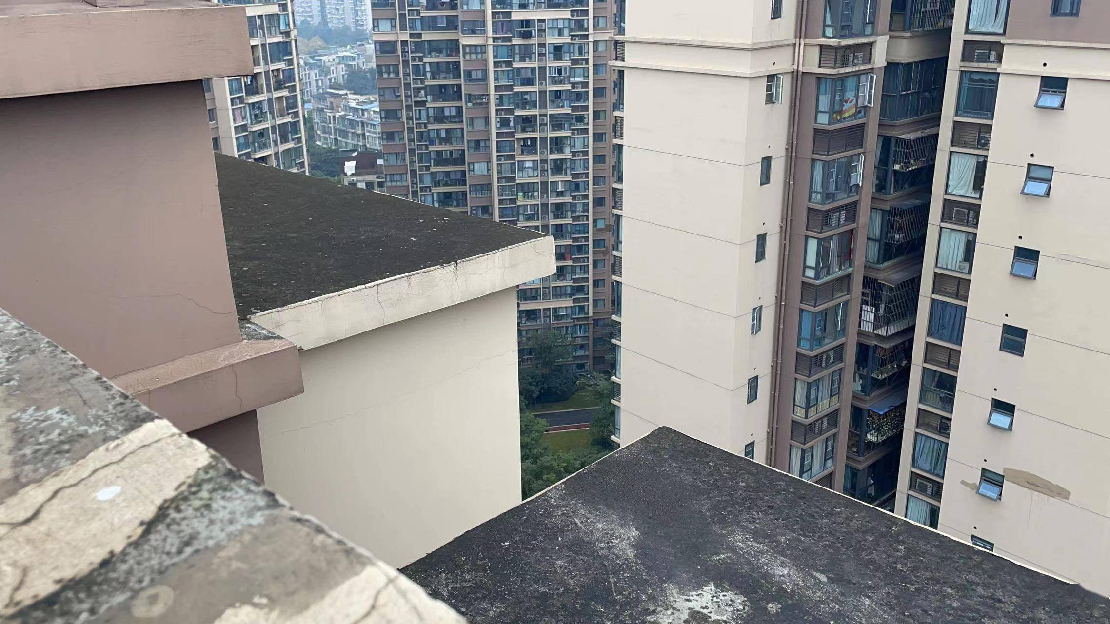 "男童楼顶平台间来回跳跃"事发小区物业:已装铁丝网防攀爬