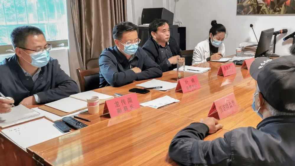 副县长龙传南,毛黎保一同参加接访.