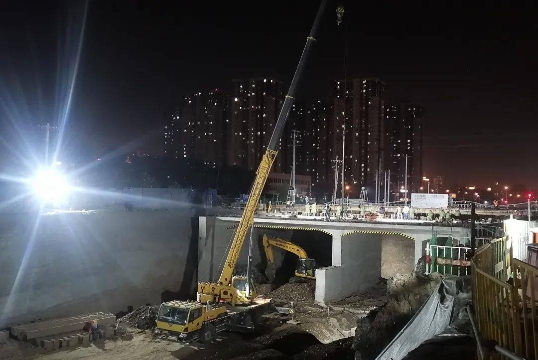 主路與阜石路高架橋連接,向北經過永定河引水渠,規劃河灘路,終在五里