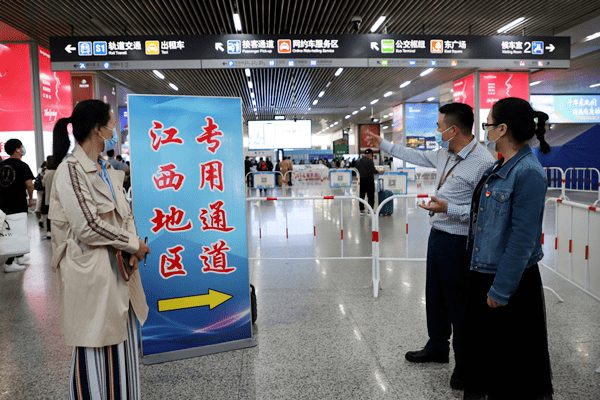 对于途径中高风险地区的来温旅客,监督组查看温州动车南站在出站口