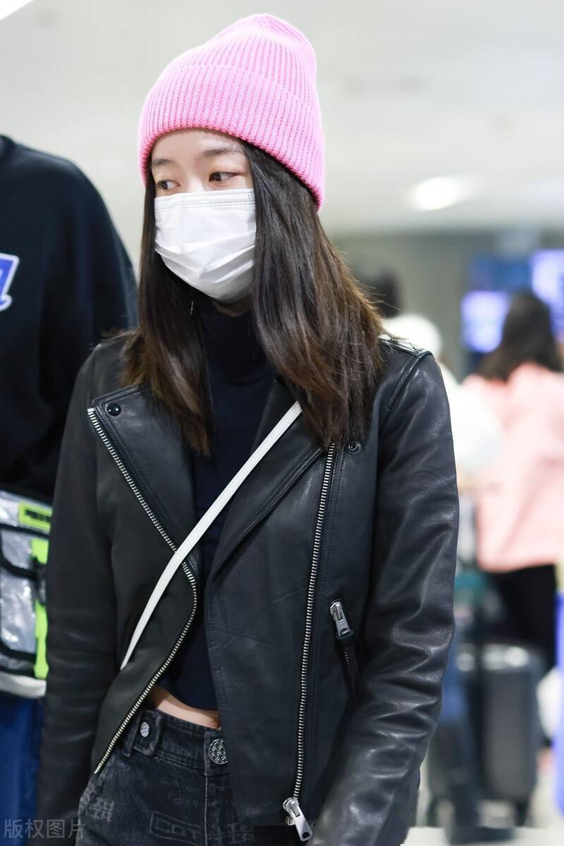 街拍张雪迎戴毛线帽穿皮夹克清新可爱一路前行引来粉丝围观