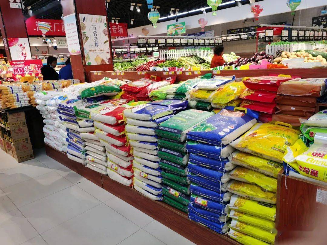 莫恐慌邓州的超市里市民扎堆排队抢购粮油米面