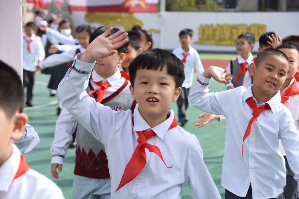 红领巾心向党争做新时代好少年晋江市实验小学举行2020级第二批新队员