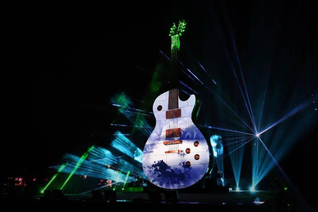 因剧情需要,片中的主场景摇滚公园大吉他雕塑在影片拍摄过程中爆破