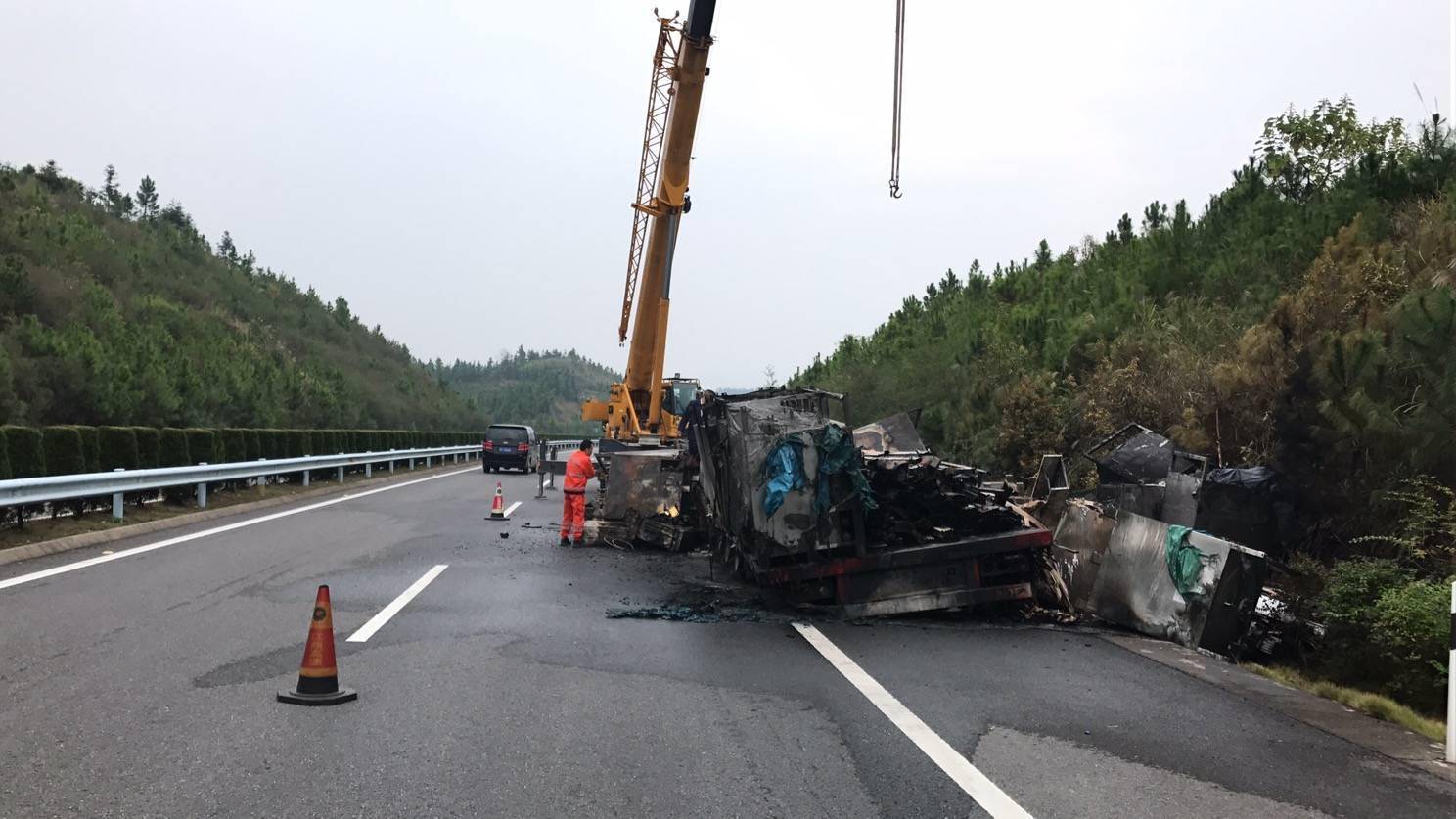 一辆满载货物的大货车在昌栗高速突然起火烧得只剩骨架
