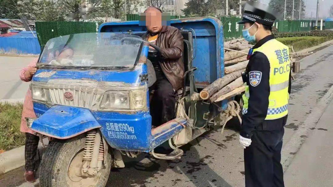 冒黑煙車違規上路新鄉交警全力查處