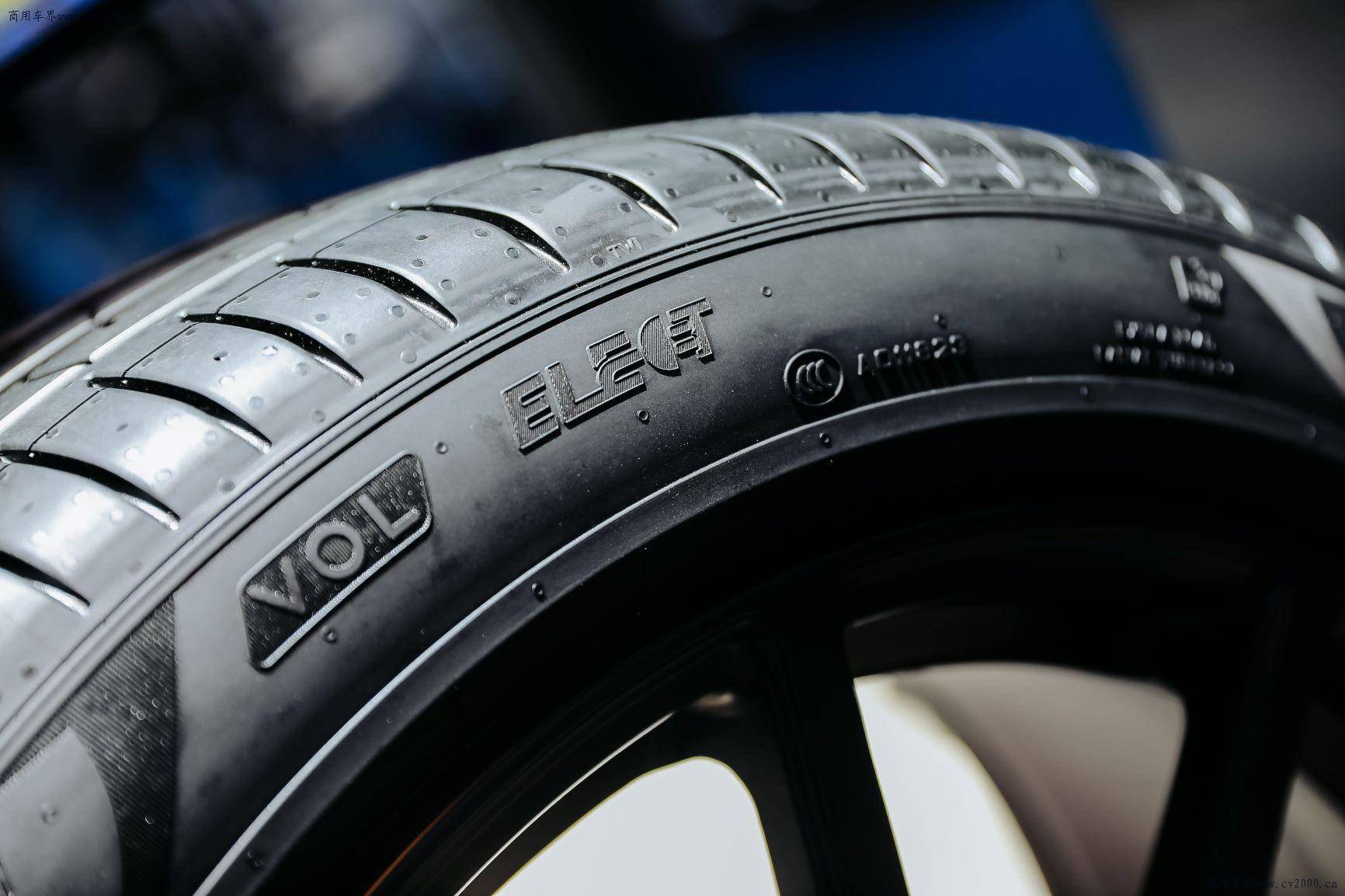 高品质服务展现品牌形象p zero world授权零售店体现了倍耐力高价值量