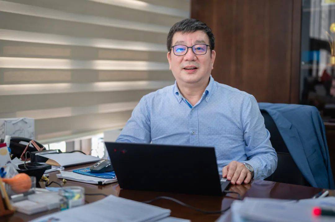 院士领完奖装进帆布袋就去工作了……_赵东元