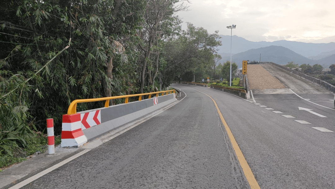 我为群众办实事贴心省道217山区路段加装护栏保安全
