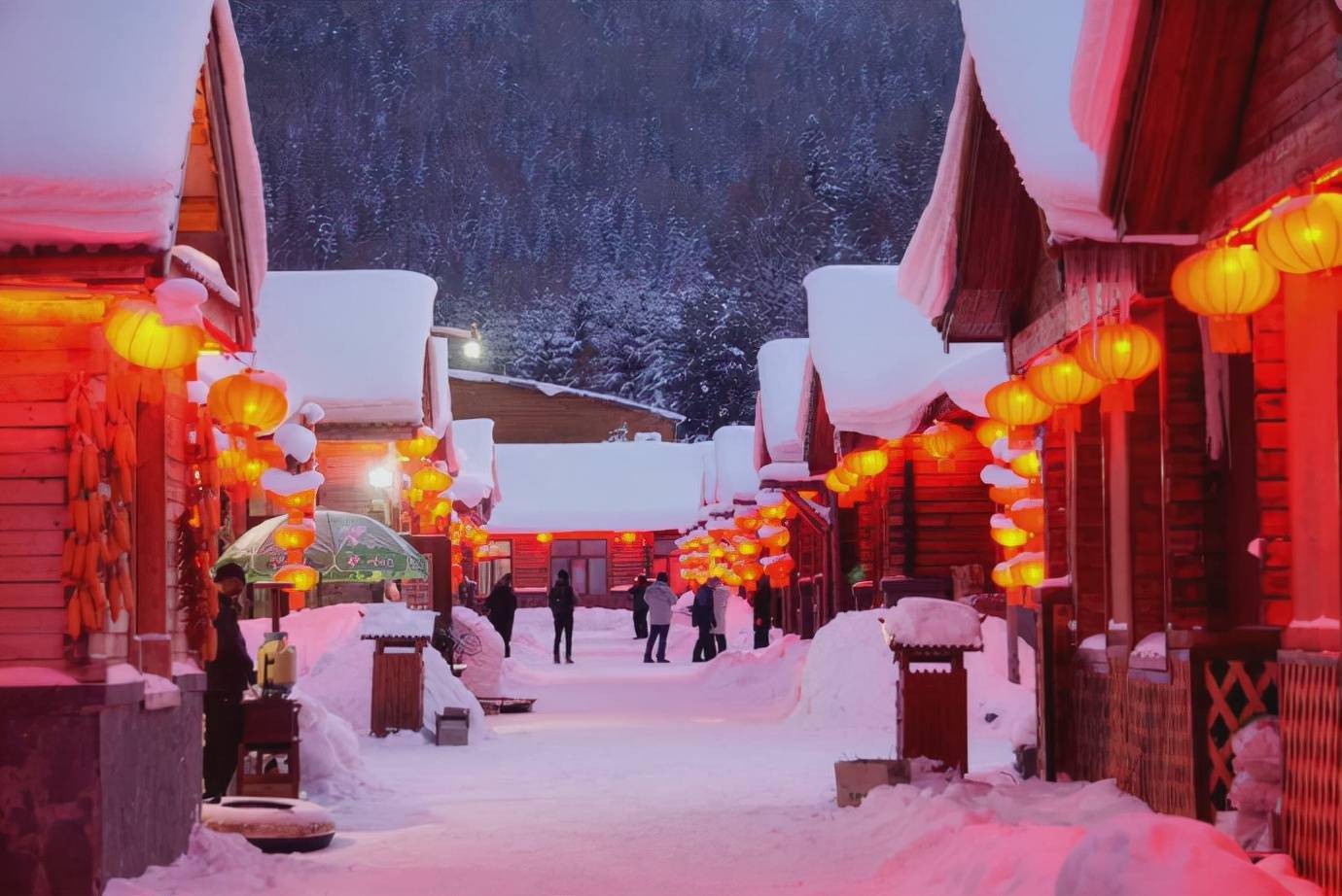 穿越林海雪原,漫步在童话世界的雪乡,观赏那大红灯笼高高挂