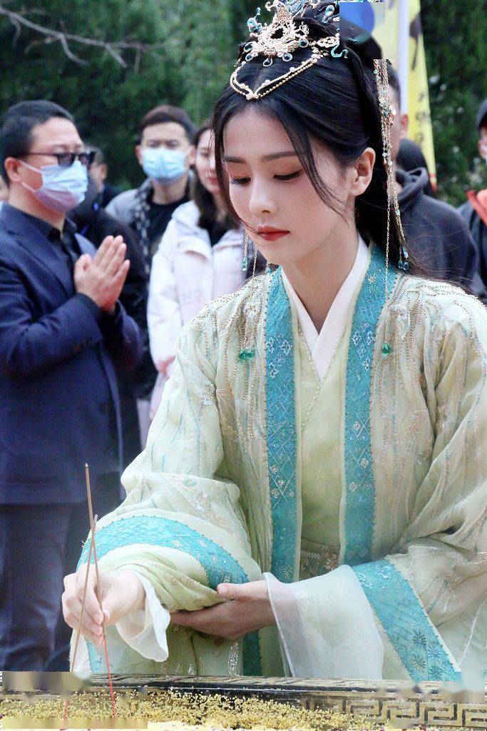 头饰|白鹿新剧《长月烬明》开机 古装灵动头饰精美