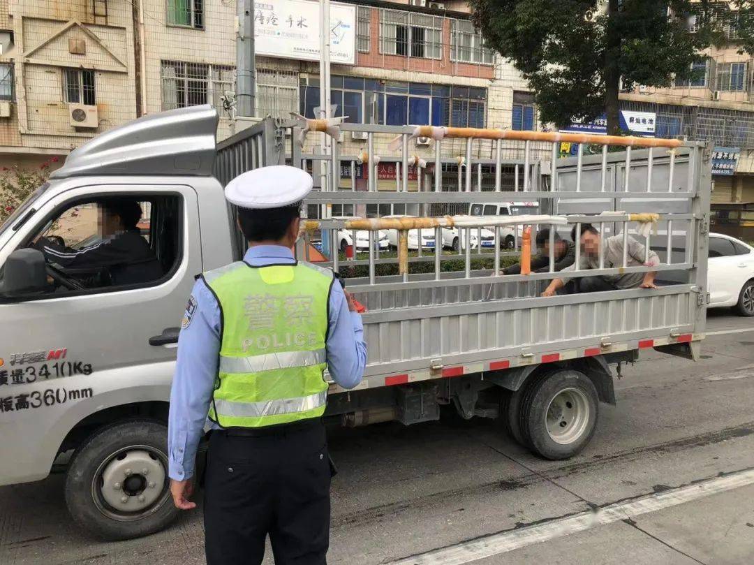 心惊惠安这些货车这样载人实在危险