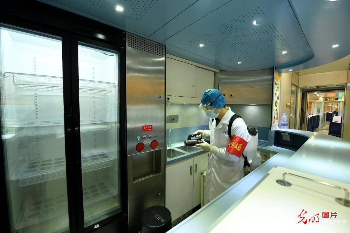 消毒|成都局集团公司为高铁动车组进行防疫消杀