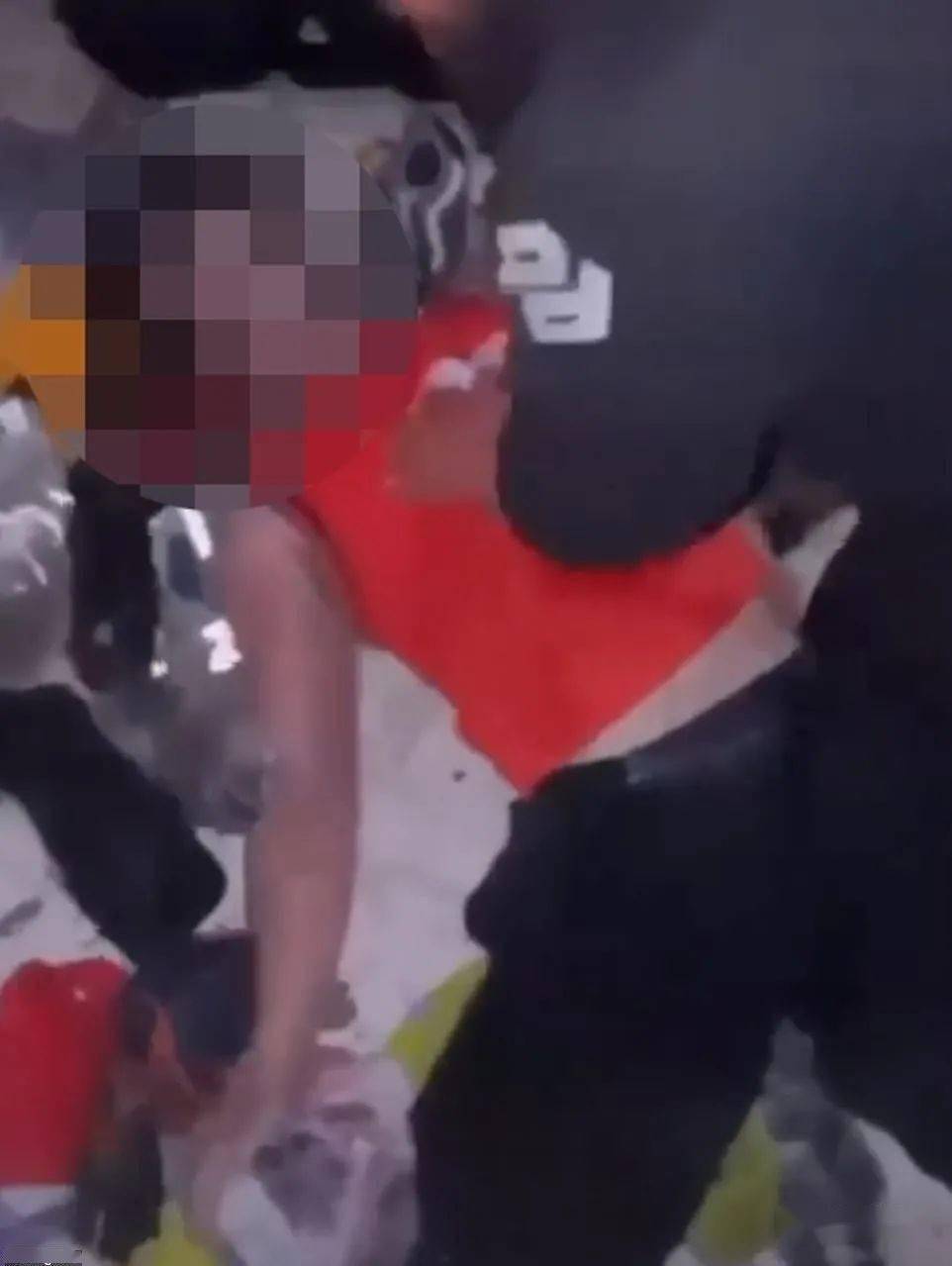 人群|惨烈！美顶流歌手演唱会煽动狂欢致8人被踩死！目击者：他边唱边看人死