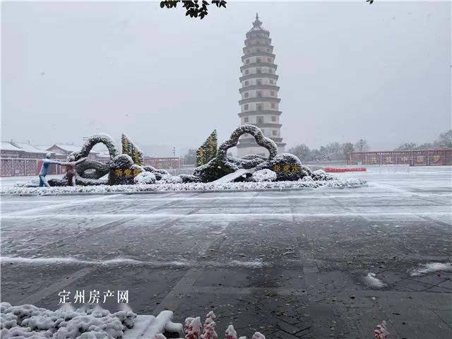 大暴雪预警实拍定州第一场雪380吨融雪剂已备好