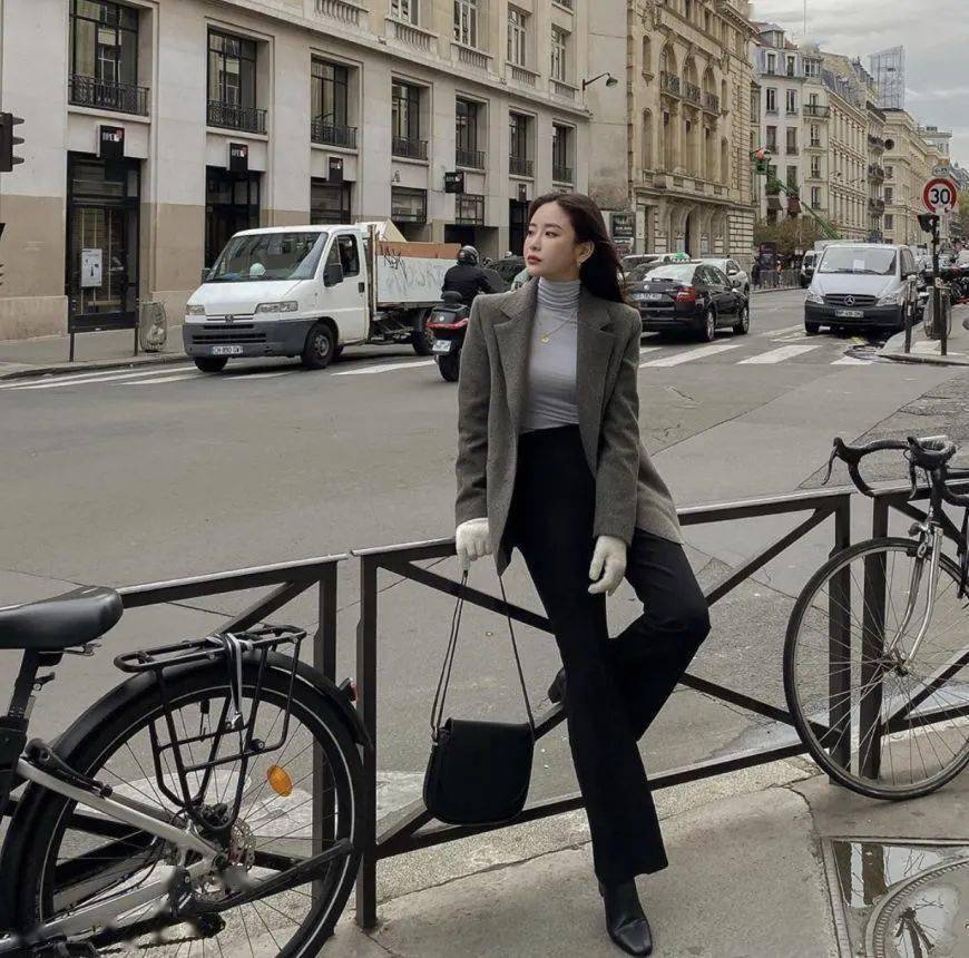 黑色 别穿阔腿裤了！今冬这4条裤子最流行，时髦显瘦，怎么搭都好看！