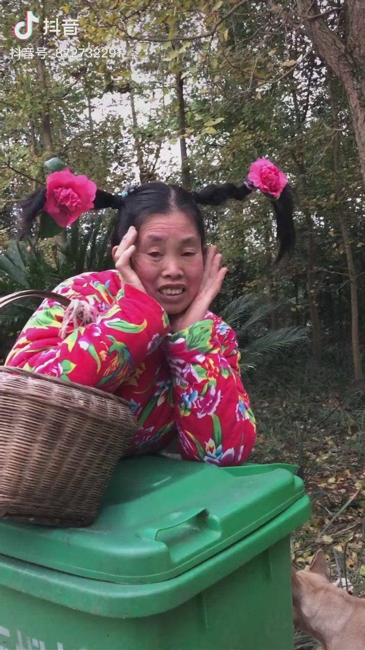 你是看上了翠花的篮子?还是头上那两朵花?老实交代